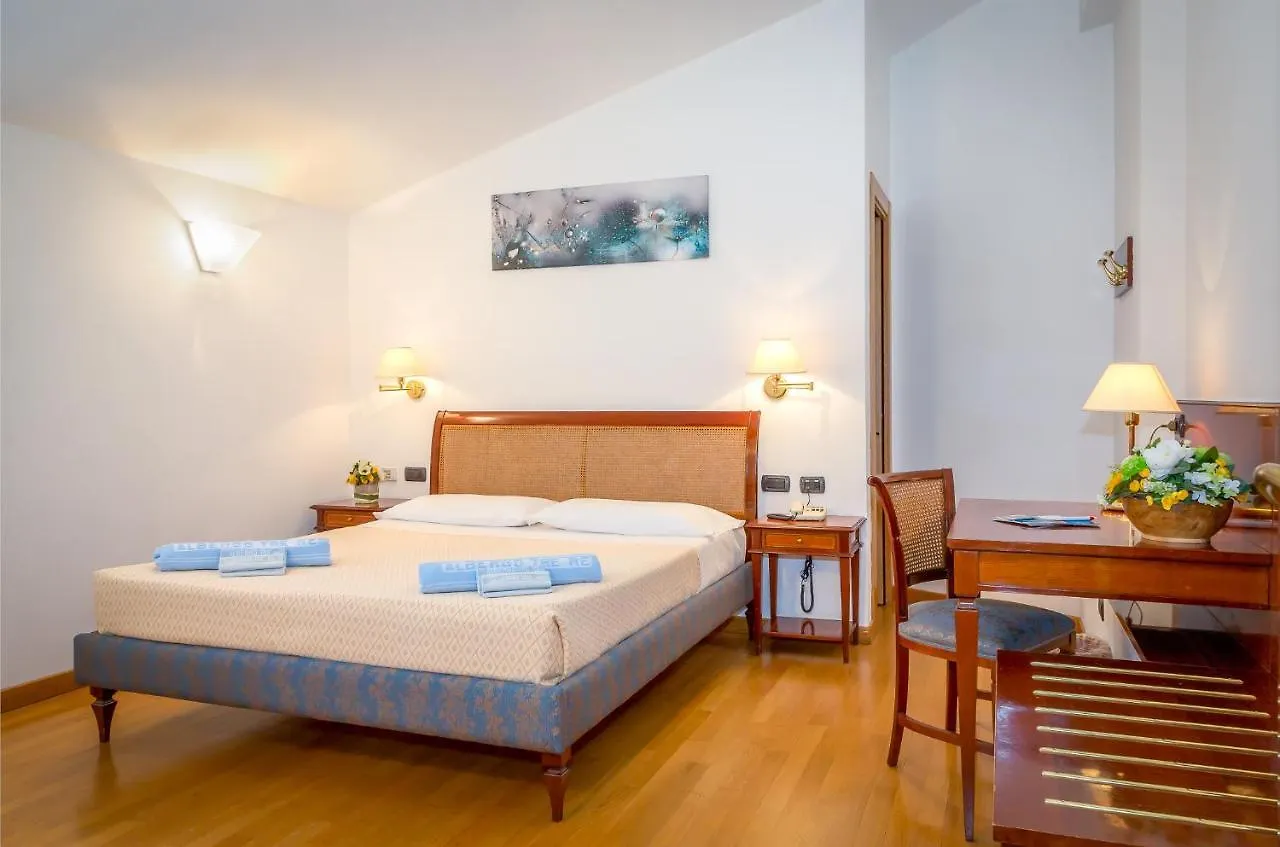 Hotel Tre Re Como 3*,